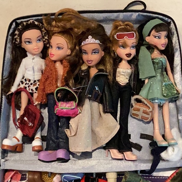 Bratz Dolls & Case & Clothes Lot Of 5 Doll Vintage Collectibles Collection Set - Picture 3 of 16